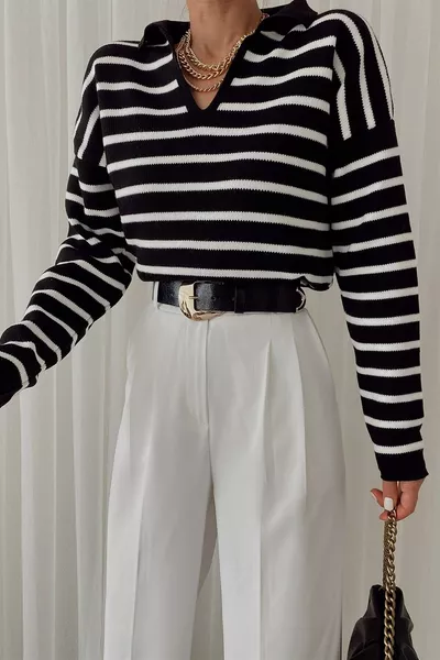 Maglione a righe con collo a polo crema