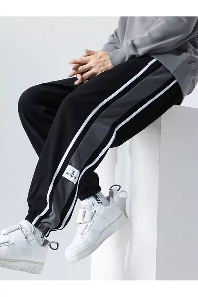 بنطال رياضي رجالي أسود بتفاصيل شريطية من خيطين