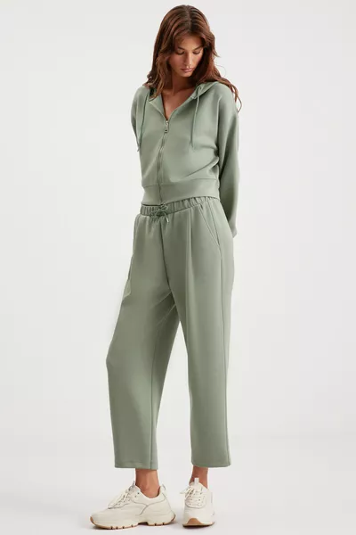 كنزة بغطاء رأس بسحاب نسائية جيل، قماش ممتاز، قصّة مريحة، لون أخضر نعناعي، تصميم قصير