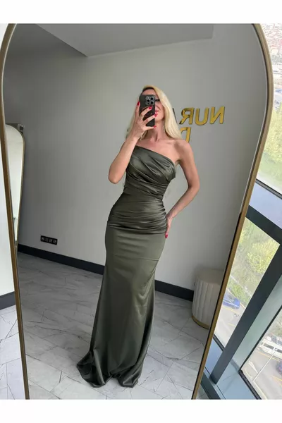 Сатенена рокля