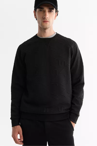 سويت شيرت رجالي أسود بياقة دائرية ومطبوع من الإيلاستين قصّة عادية 