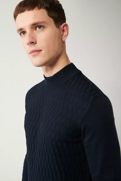 كنزة رجالية من القطن بلون كحلي بياقة نصف سلندر