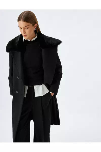 Manteau long croisé en cachemire avec col en fausse fourrure, ceinturé, à boutons et poches