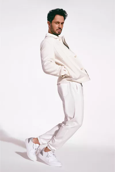 بنطال رياضي رجالي باللون الكريم بكاميرات جانبية وحزام خصر قابل للربط وأطراف مطاطية مصنوع من القطن بقطعتين 