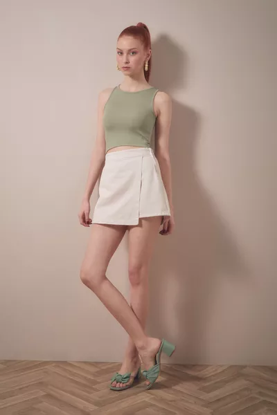 Jupe-short en gabardine avec fermeture éclair latérale