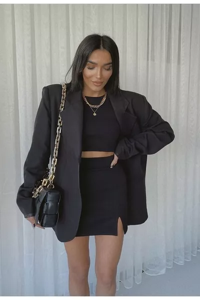 تنورة نسائية سوداء قصيرة بشق