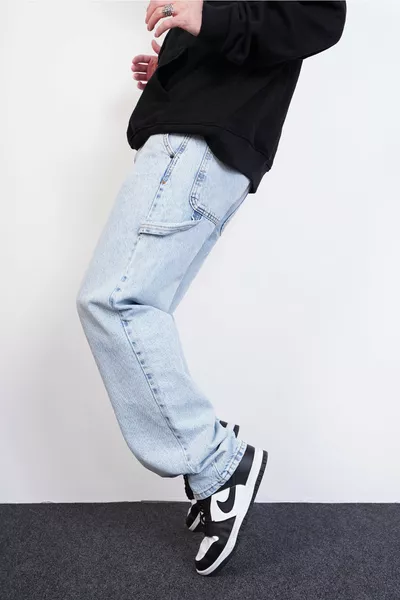 Baggy jeans met riemdetail aan de achterkant