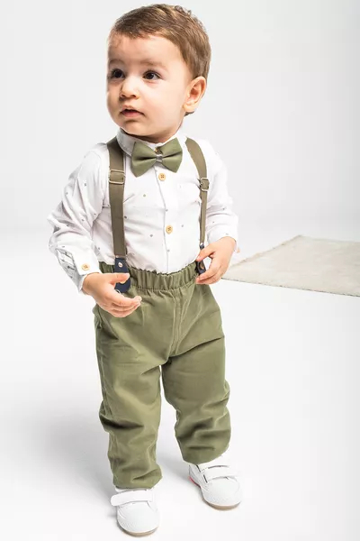 Ensemble bébé 4 pièces avec grenouillère, chemise, nœud papillon et salopette