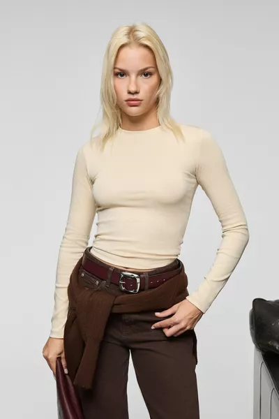 تي شيرت نسائي بيج من GRIGROS، بقماش مرن، ضيق، قصّة انسيابية، بأكمام طويلة