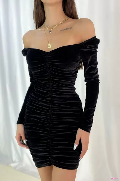 فستان طويل كم بأكمام مطاطية من المخمل الأسود