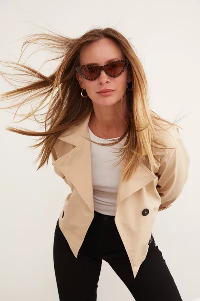 معطف ترنش بأزرار أساسية وياقة متباينة