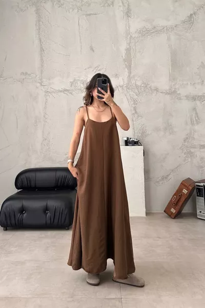 فستان طويل نسائي من قماش الأيروبيك بحمالات قابلة للتعديل باللون البني الداكن