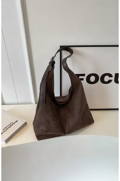 حقيبة كتف نسائية من الجلد المدبوغ البني الداكن مع إغلاق بزر