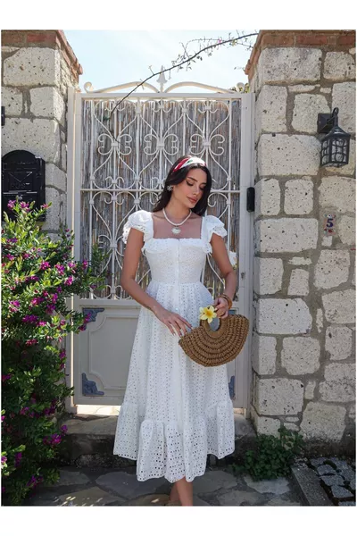 فستان بأزرار بيضاء وتفاصيل كشكش