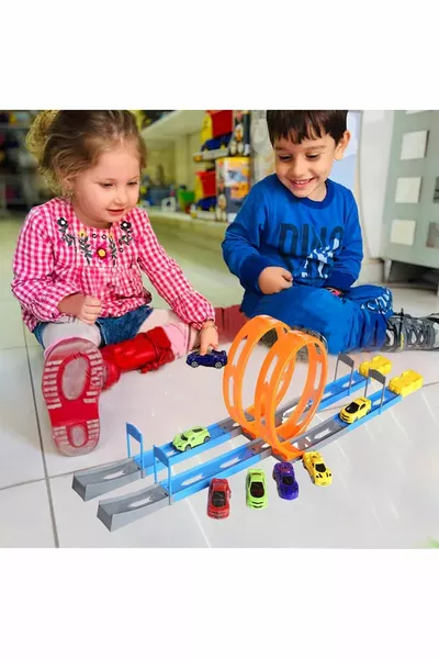 مسار قفز سيارة لعبة مع ممر عرض وتنافس بأربع سيارات