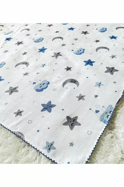 Памучна муселинова пелена за бебета момчета и момичета с небесно синя полумесечка и облаци