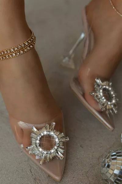 حذاء نسائي فستاني كعب شفاف كريستالي بكعب عالي مدبب بلون البيج عاري المزاج