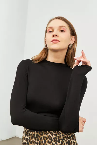 Kadın Siyah Bisiklet Yaka Parmak Detaylı Body