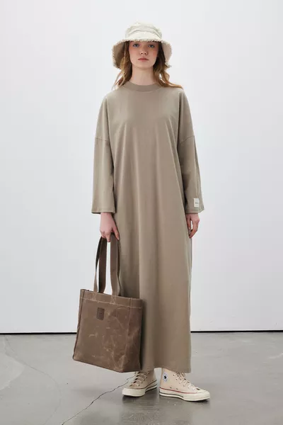 فستان طويل واسع ومريح بلون البيج