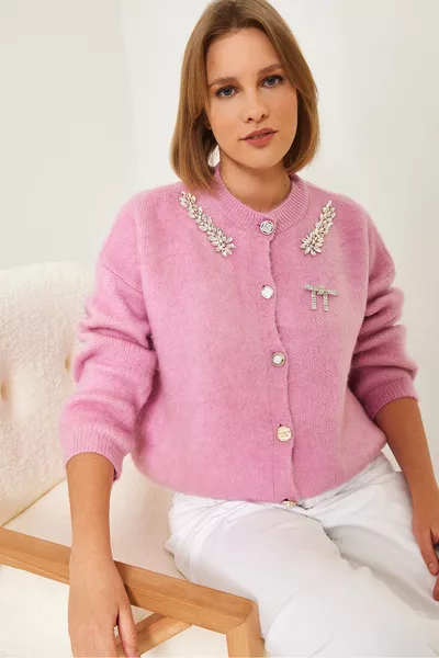 كارديغان تريكو بترتر وحجر عند ياقة المرأة 