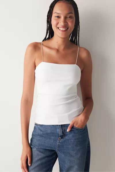 قميص أبيض جديد بحمالات رفيعة