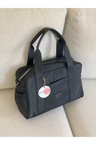 Middelgrote tas van satijn met binnenvoering en details aan de voor- en zijkant