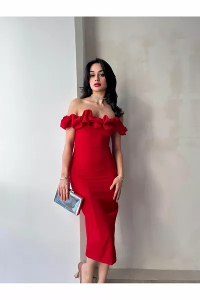 فستان متوسط الطول بأكتاف منخفضة