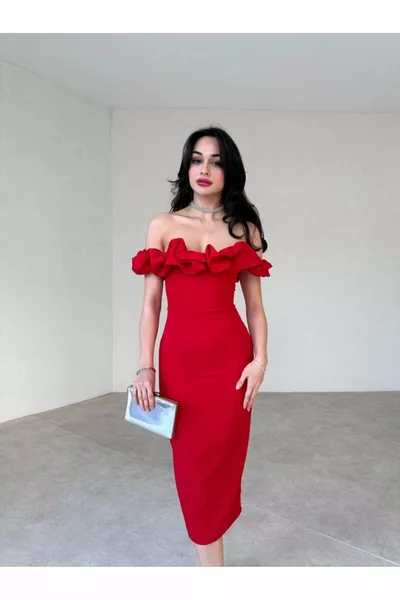 فستان متوسط الطول بأكتاف منخفضة