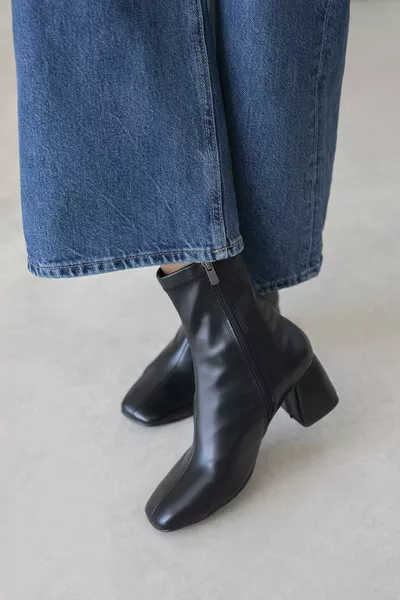 لوكاس حذاء نسائي من الجلد بتصميم مربع أسود