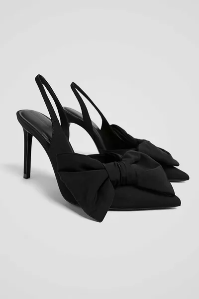 حذاء بكعب عالٍ مع فيونكة