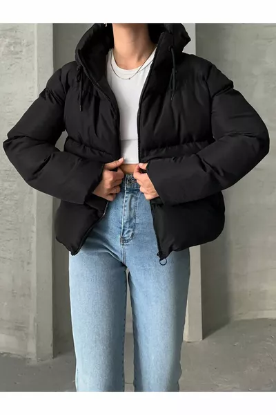 سترة نسائية سوداء مبطنة بغطاء للرأس قصيرة