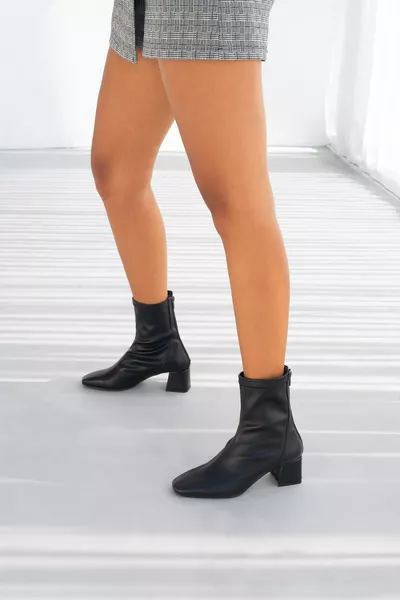 حذاء نسائي أسود من الجلد بطبعة بكين مرنة وبتصميم مربع كعب 5 سم 