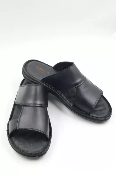 شبشب رجالي أسود من الجلد الطبيعي بنعل ناعم