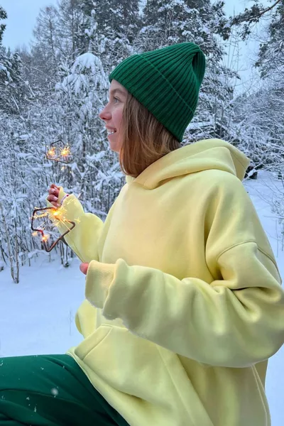 سويت شيرت واسع بأكمام طويلة مع قلنسوة صفراء مبطن بـ شاردون 