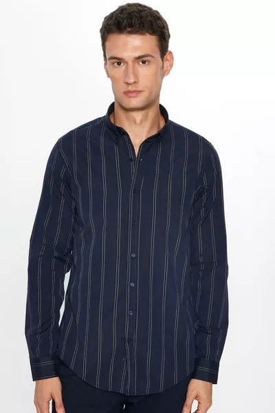 قميص رجالي بقصة ضيقة وناعمة كم طويل، قطن، سهل الكي، مخطط باللون الأزرق الداكن مع ياقة بأزرار