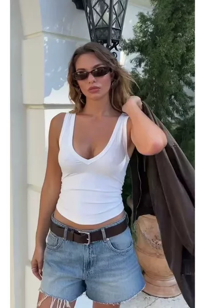 تيشيرت نسائي أساسي قطني % بياقة V عميقة باللون الأبيض 