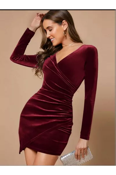 فستان مخملي بورجوندي غير متماثل على الموضة