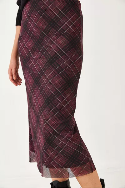 تنورة طويلة مبطنة بنقوش نسائية  