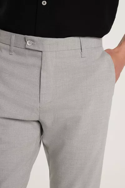 Pantalon gris homme coupe slim ajustée avec poches latérales élastiques et longueur cheville en toile