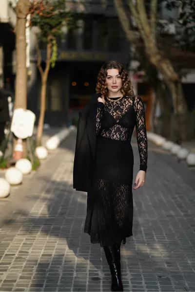 تنورة ماكسي سوداء مبطنة بالدانتيل