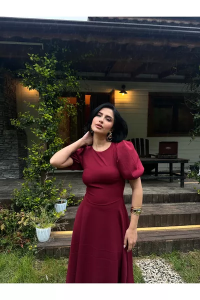 فستان متوسط الطول بأكمام مكشكشة