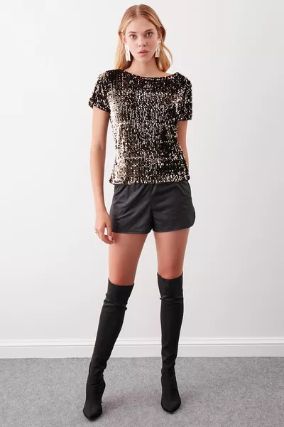 Блуза с къс ръкав и пайети