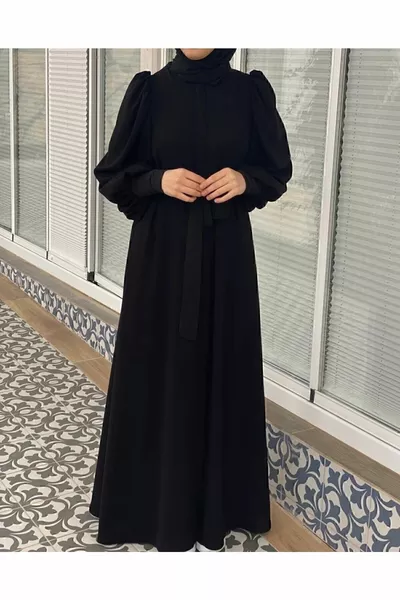 Рокля с балонени ръкави, набрани на раменете