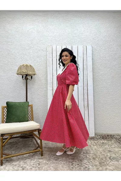 Vestito a palloncino con collo e maniche a sbuffo rosso a pois