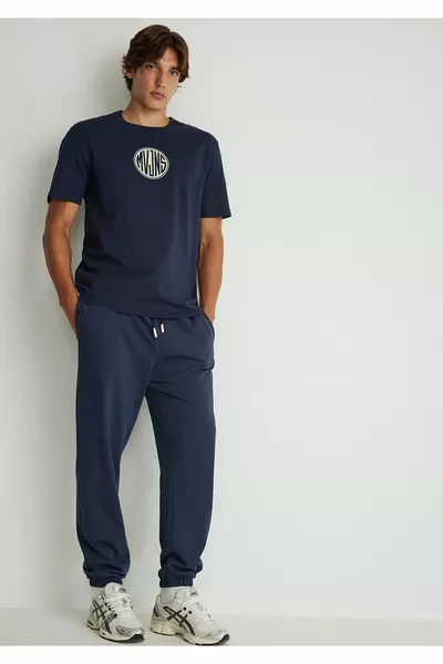 بنطال رياضي كحلي مطبوع عليه شعار MVJNS 