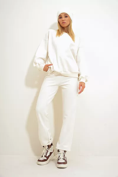 طقم رياضي نسائي بلون كريمي برقبة دائرية وخصر وأطراف أرجل مطاطية من نوع قماش مزدوج أساسي 