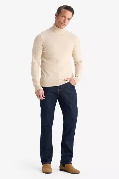 Свитер с высоким воротником-стойкой полуприлегающего силуэта