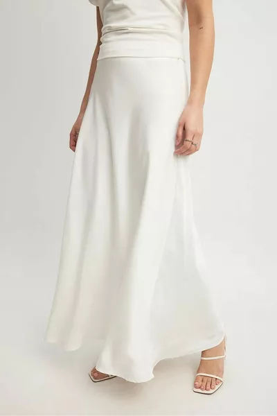 تنورة ساتان طويلة