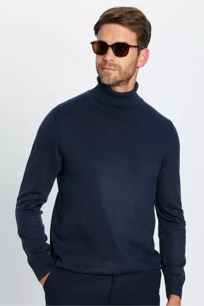 كنزة صوفية رجالية ضيقة القَصّة، مربوطة الرقبة بالكامل، ناعمة الملمس، بلون كحلي، مقاومة للوبر