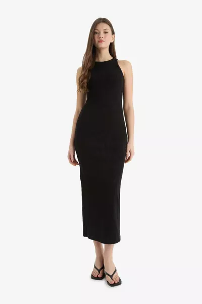 فستان ماكسي ضيق بدون أكمام بياقة هالتر من قماش كاشكور بكشط SM